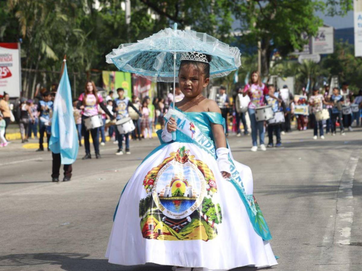 Pequeñas reinas estudiantiles se roban el corazón de los hondureños en los desfiles patrios