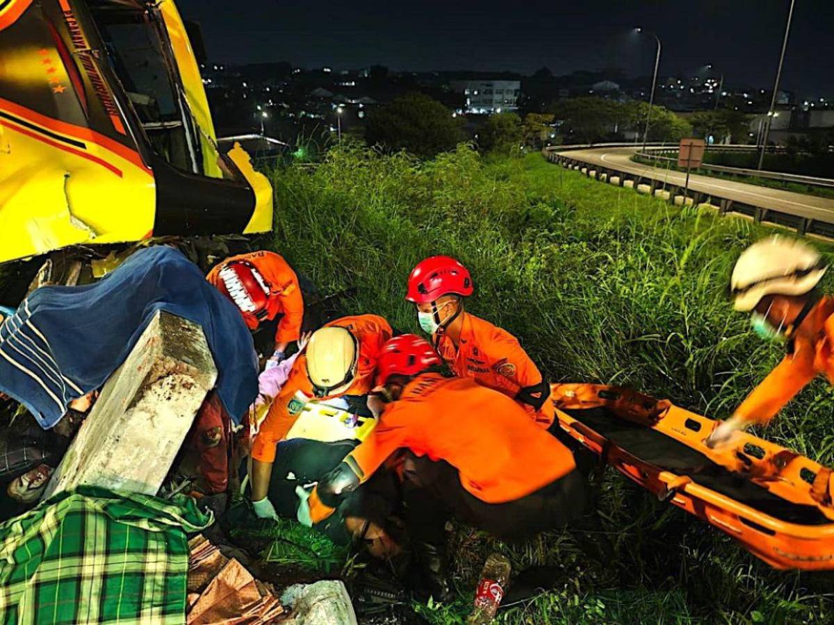 Tragedia en Indonesia: unos 16 muertos deja choque entre un autobús y camión cisterna