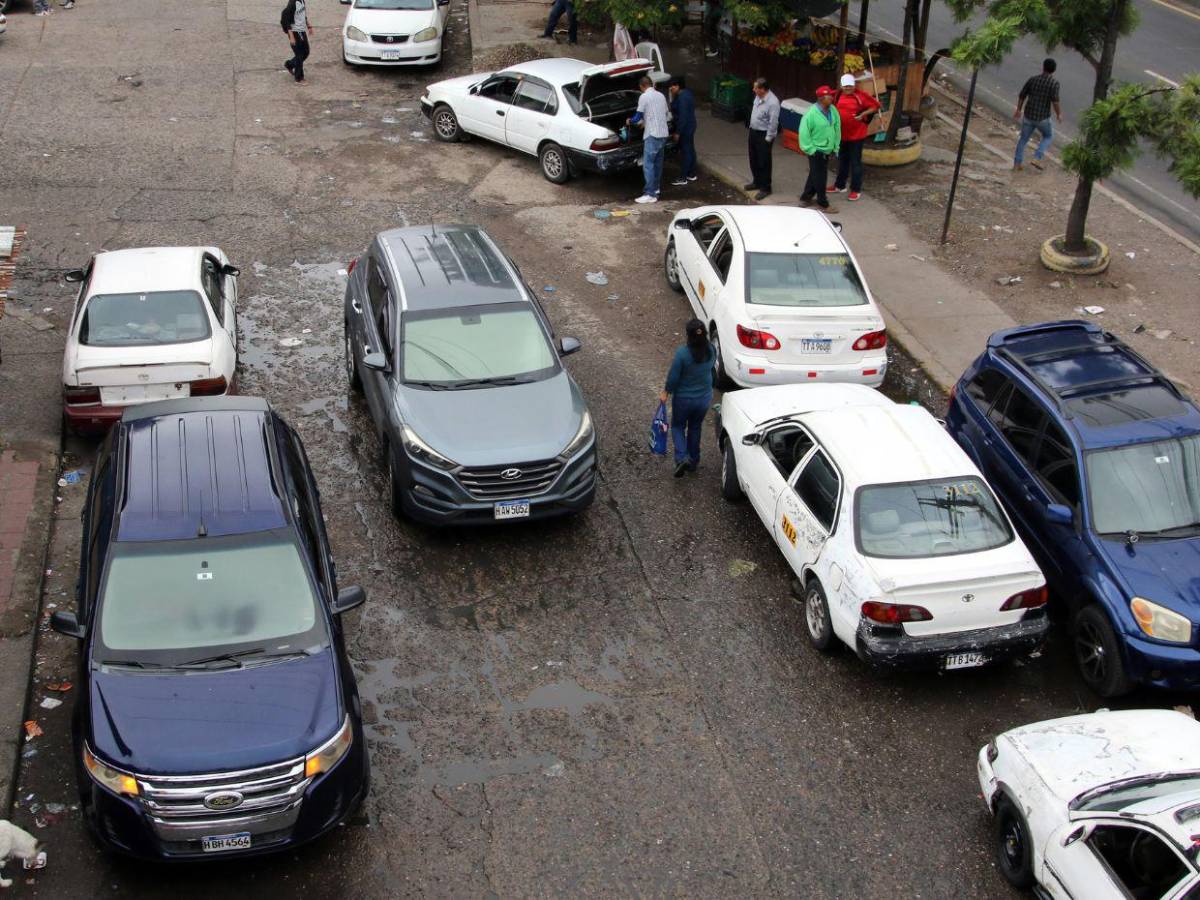 Vehículos mal estacionados colapsan el acceso a la colonia Centroamérica Oeste