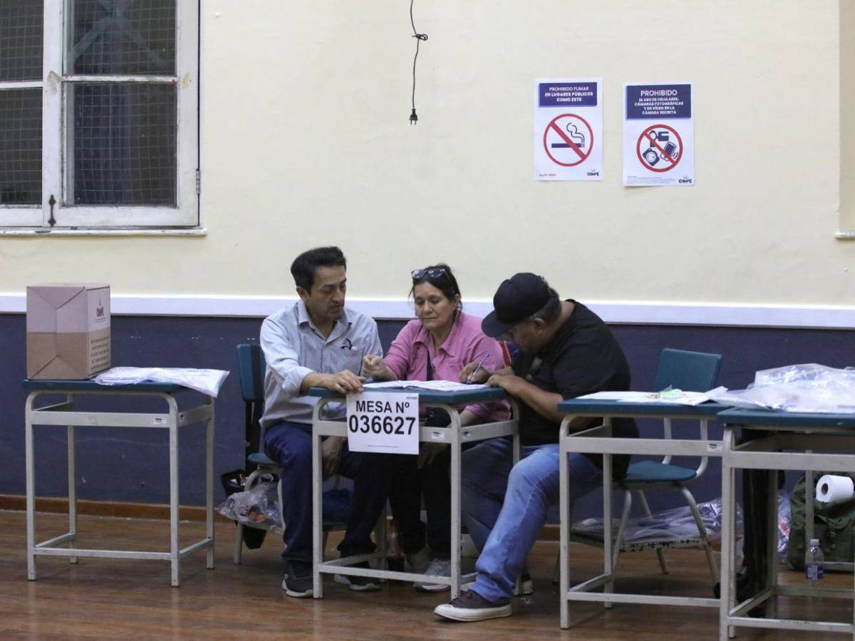 Retrasos, falta de material y ciudadanos sin sufragar: Perú extiende votaciones hasta el lunes