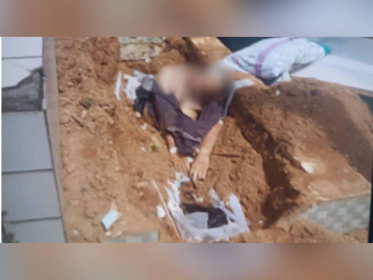 Sentado sobre su propia tumba encuentran cadáver en cementerio de Brasil