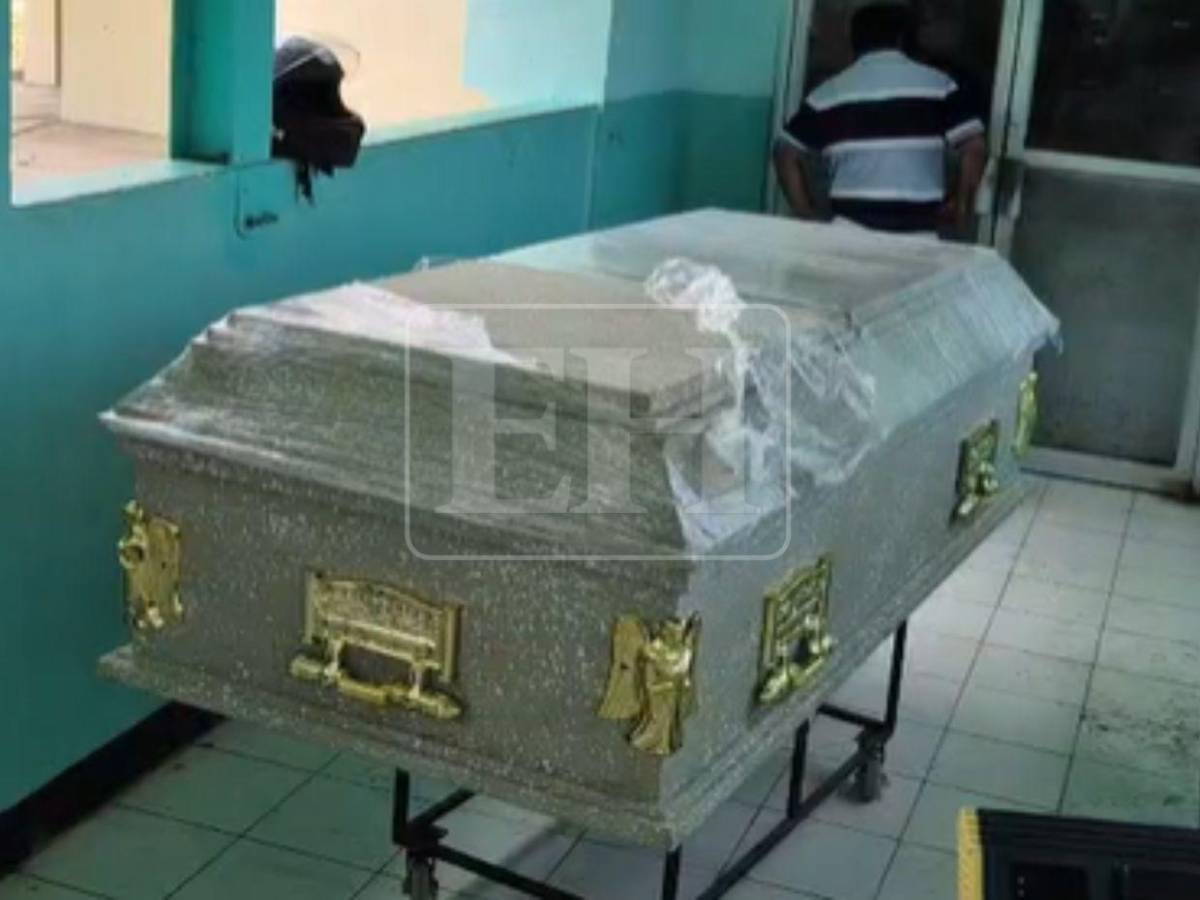 Con equipo de bomberos sacan el féretro de Nasser Hilsaca; murió pesando más de 630 libras