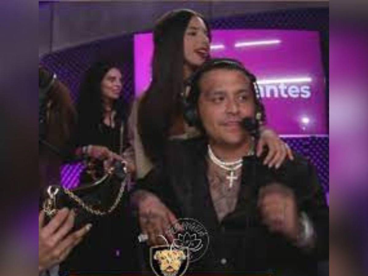 Así fue la escena de celos que Ángela Aguilar le hizo a Nodal en vivo