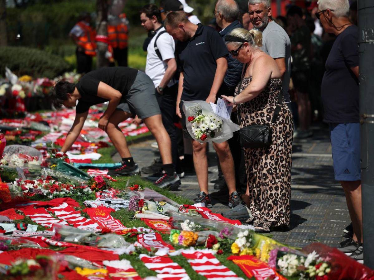 You´ll Never Walk Alone: Seguidores del Liverpool rinden homenaje a Diogo Jota