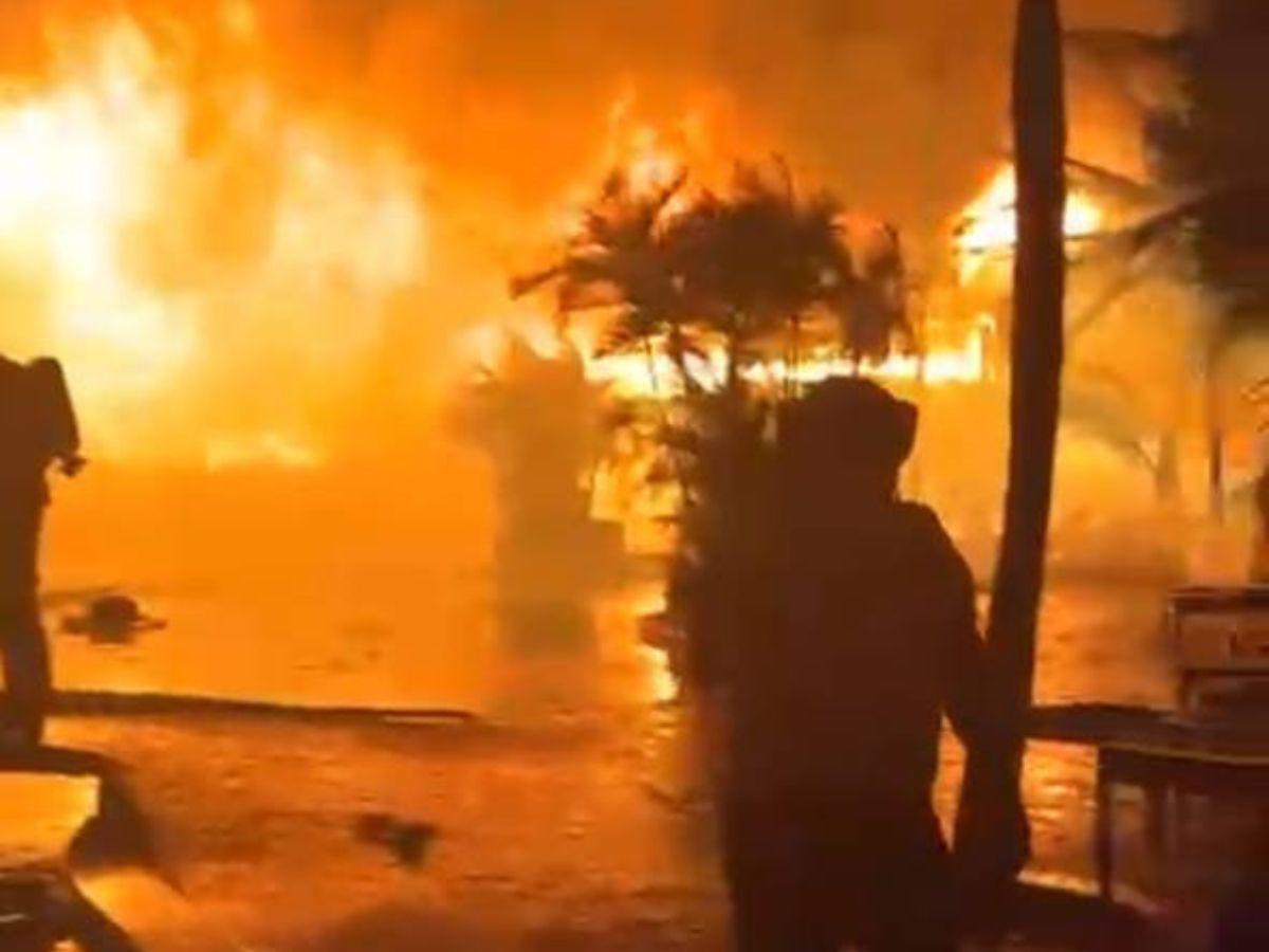 En imágenes: Fuertes llamas consumen complejo de famoso hotel en Roatán