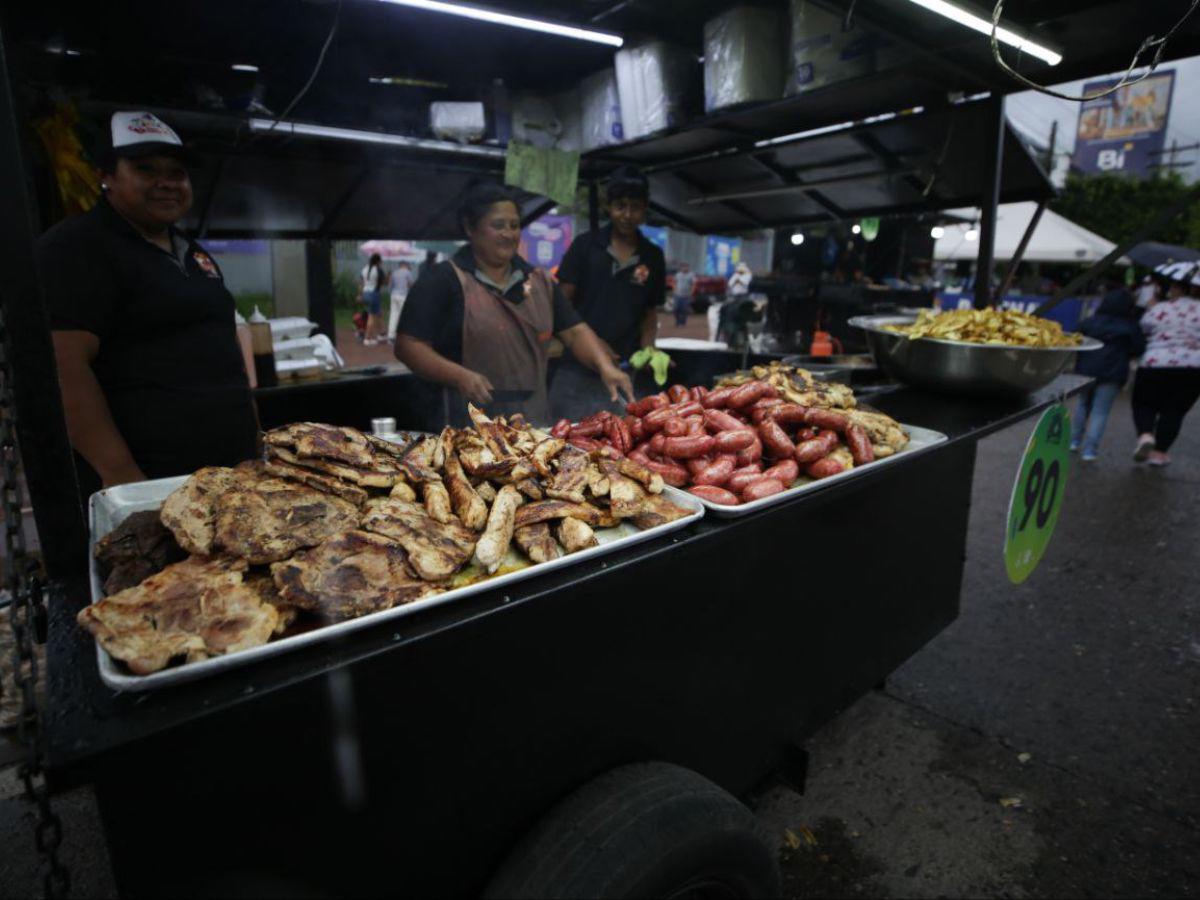 ¡Ni la lluvia los detuvo! Capitalinos disfrutan del carnaval de Tegucigalpa