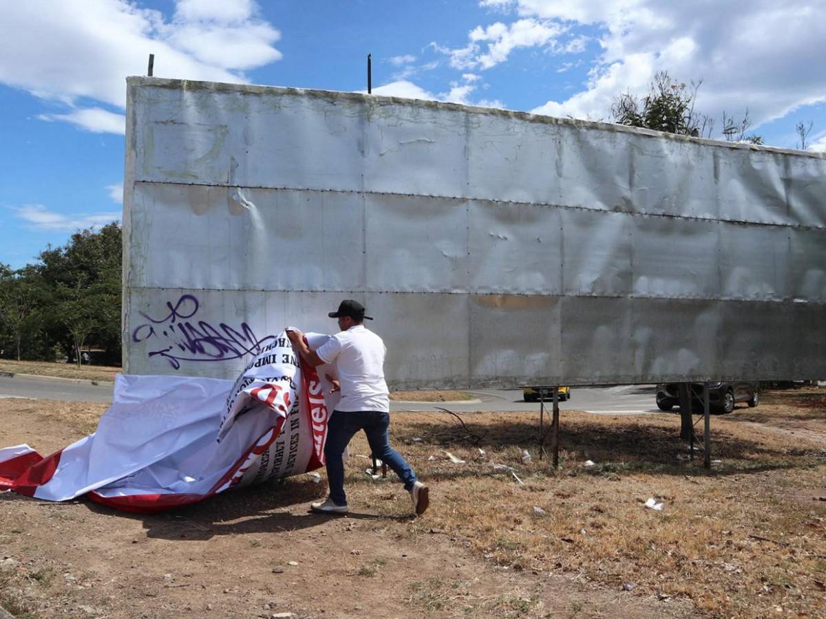 Amanece enorme valla de recompensa por Nicolás Maduro en frontera colombo-venezolana