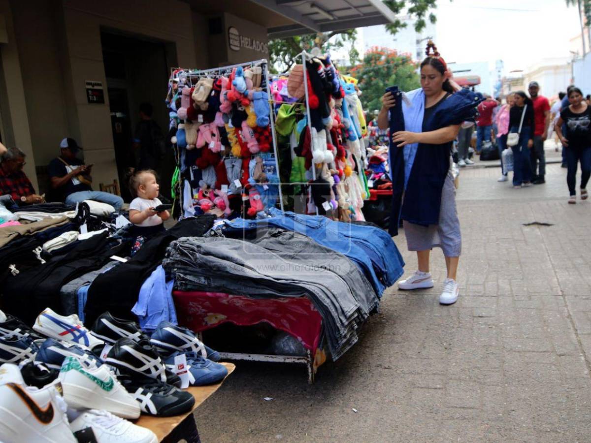 Paseo Liquidámbar: lleno de comerciantes y compradores en esta temporada navideña
