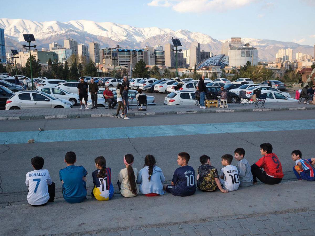 Van al parque, realizan picnic y asados: la vida de los iraníes en plena guerra con EUA