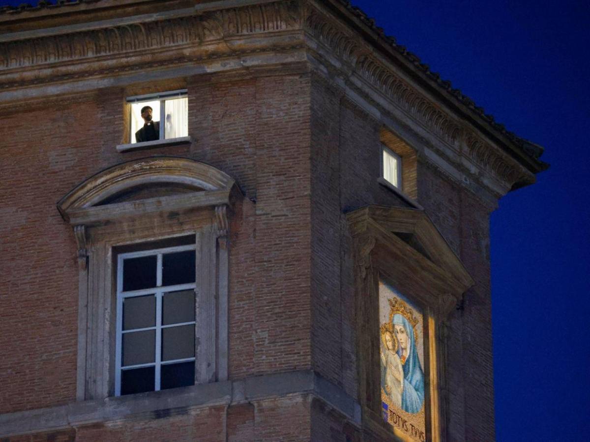 Imágenes impactantes del primer día del cónclave: cansancio, expectativa y fumata negra