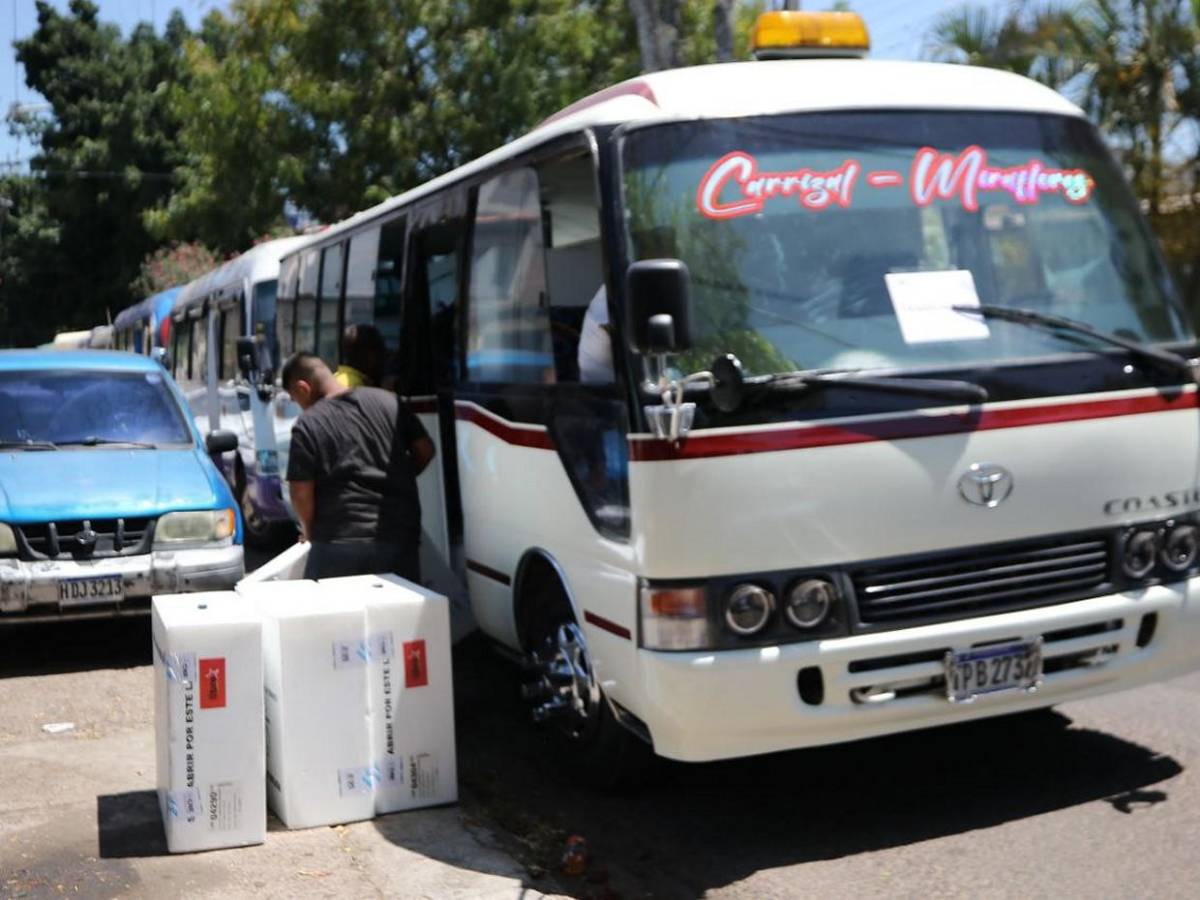 Con cinco horas de retraso, apenas inicia traslado de material electoral en algunos sectores