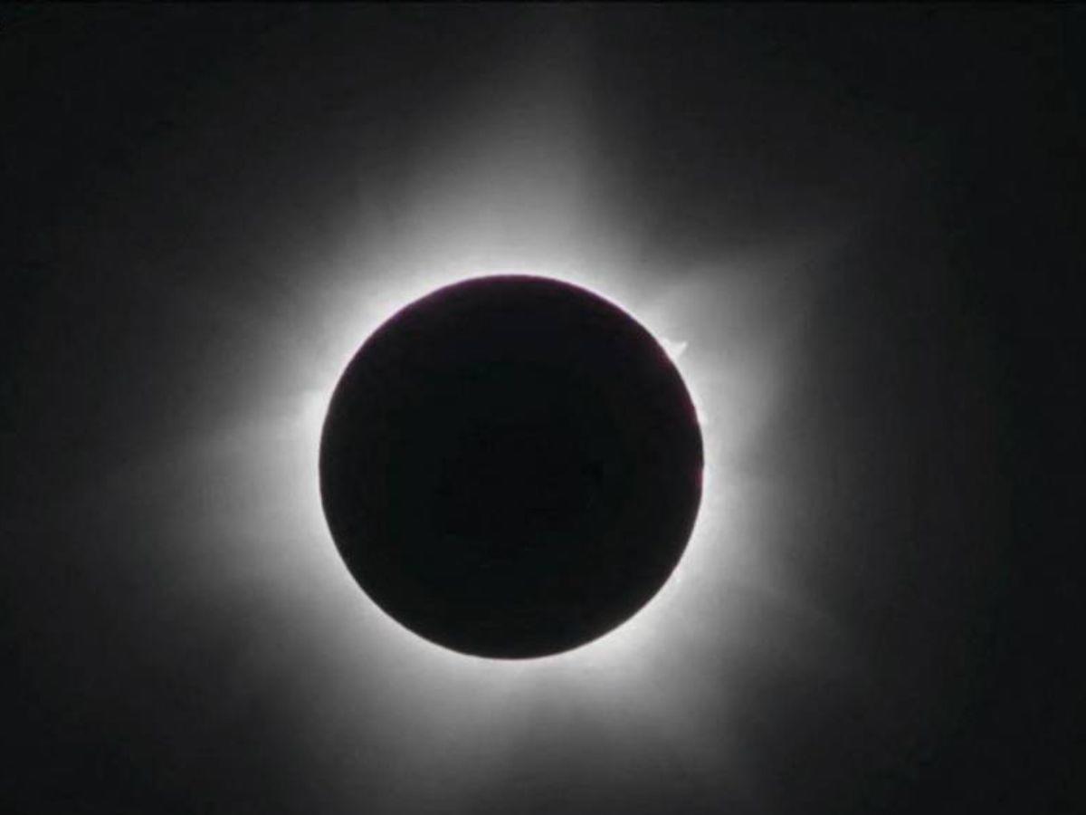 Eclipse solar total sobre el Pacífico deslumbra a observadores