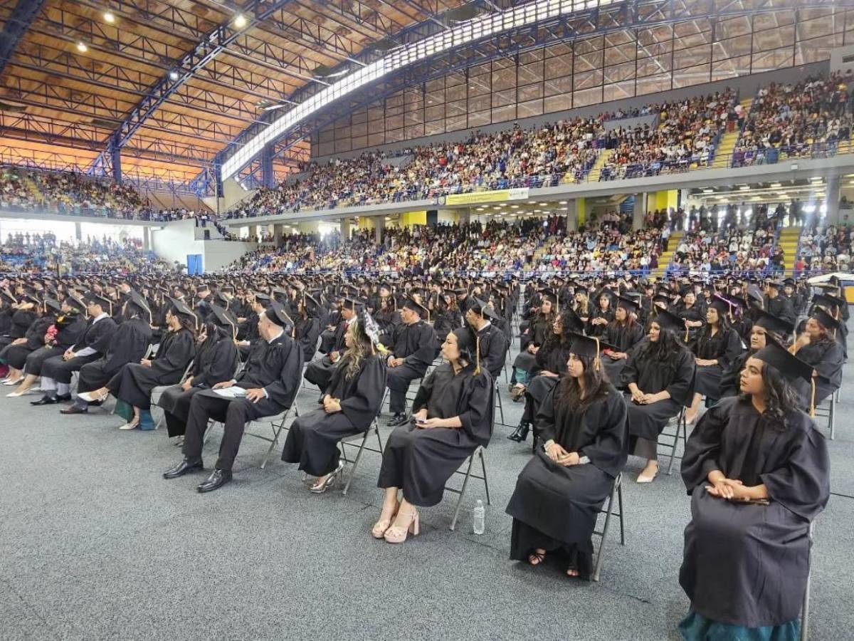 ¡Un sueño cumplido! Más de 1,500 graduados recibieron con orgullo su título en la UNAH
