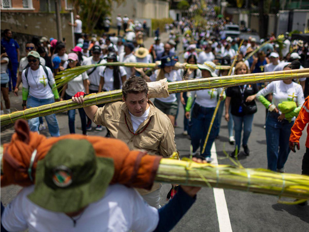 Fieles de todo el mundo celebran el Domingo de Ramos con palmas e imágenes religiosas