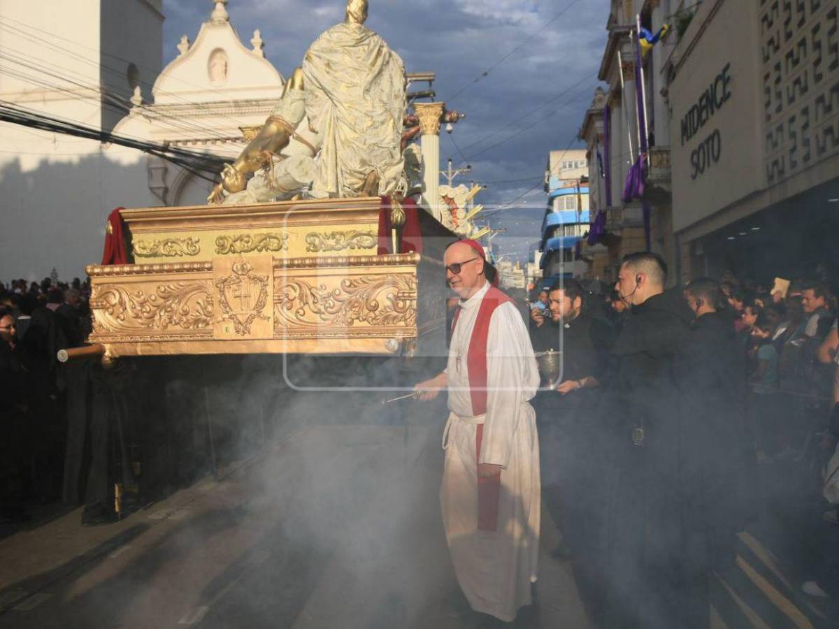 Solemne procesión del Santo Entierro recorre el centro de Tegucigalpa este Viernes Santo