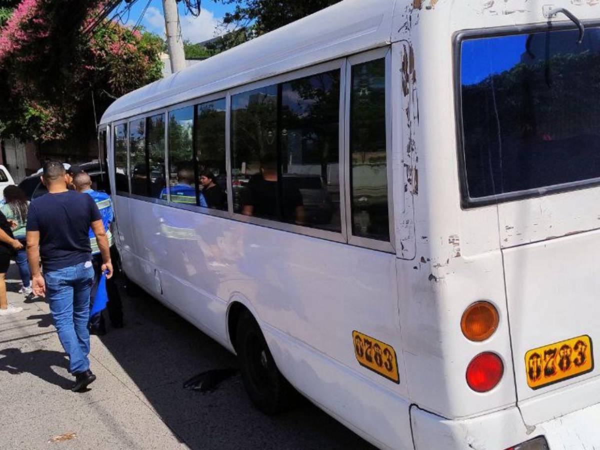 Accidente entre camioneta y rapidito deja heridos en bulevar Los Próceres de la capital