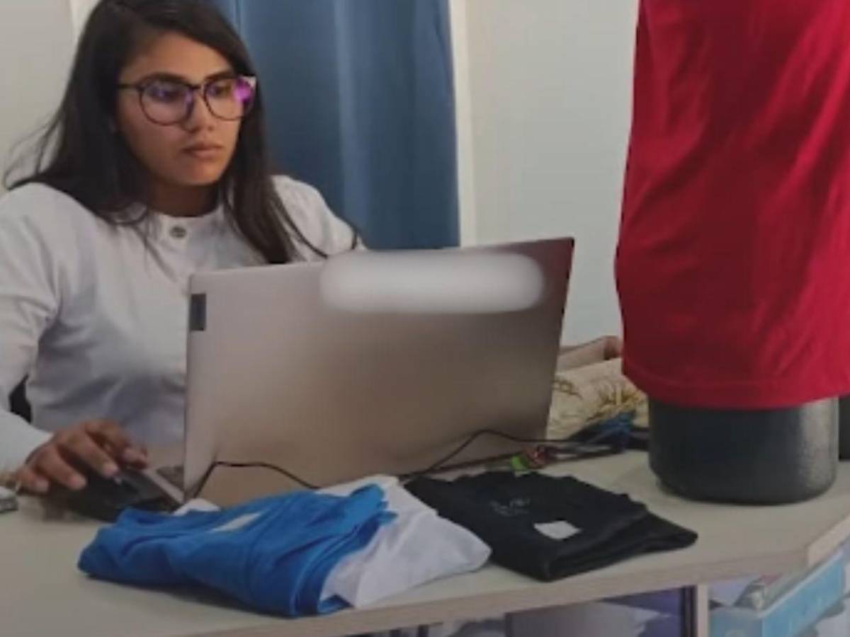 Las jóvenes condenadas a 10 años de cárcel por crear camisetas con estatua caída de Chávez