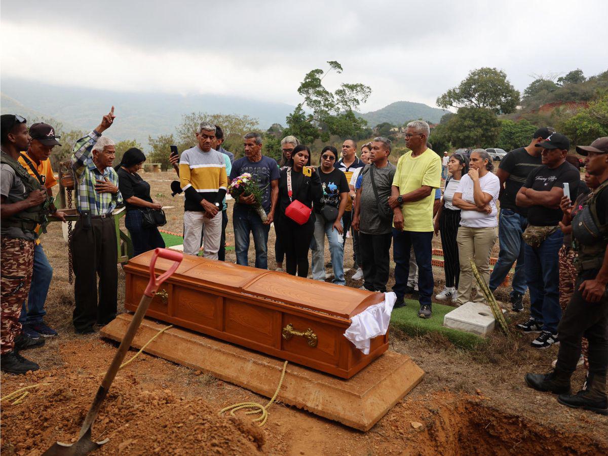 Así despiden a doña Rosa González, anciana de 80 años que murió en la captura de Maduro