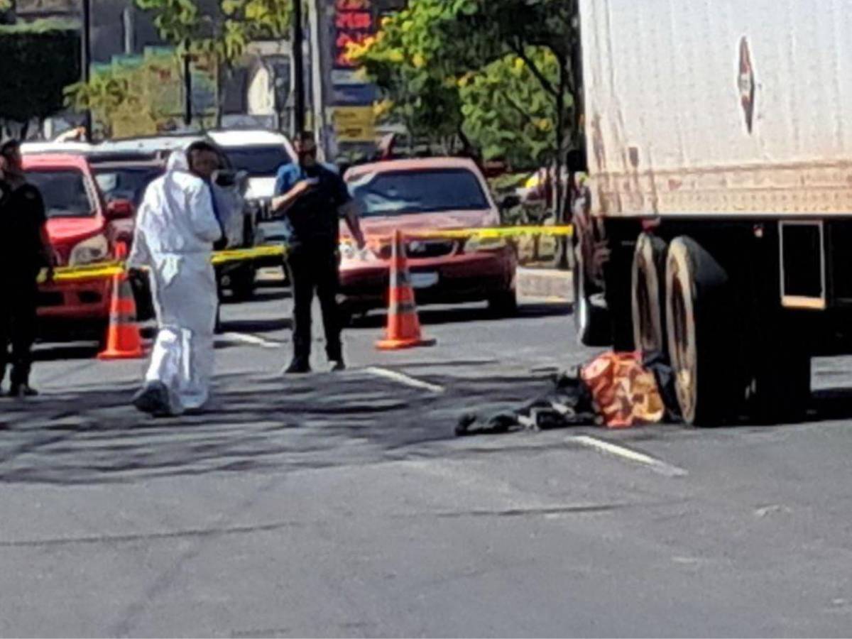 Entre las llantas de una rastra: Motociclista muere atropellado en el bulevar FF AA