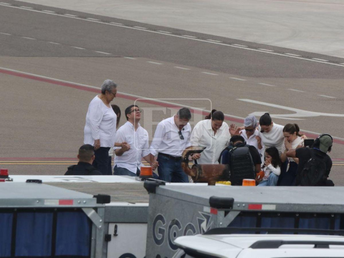 Momento en que Juan Orlando Hernández bajó del avión en Honduras y abrazó a su familia
