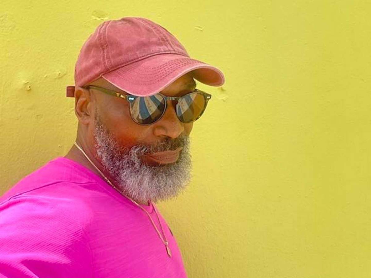 Pastor escribió un libro de cómo amar a su cónyuge ​​​​​y fue detenido por tener varias esposas