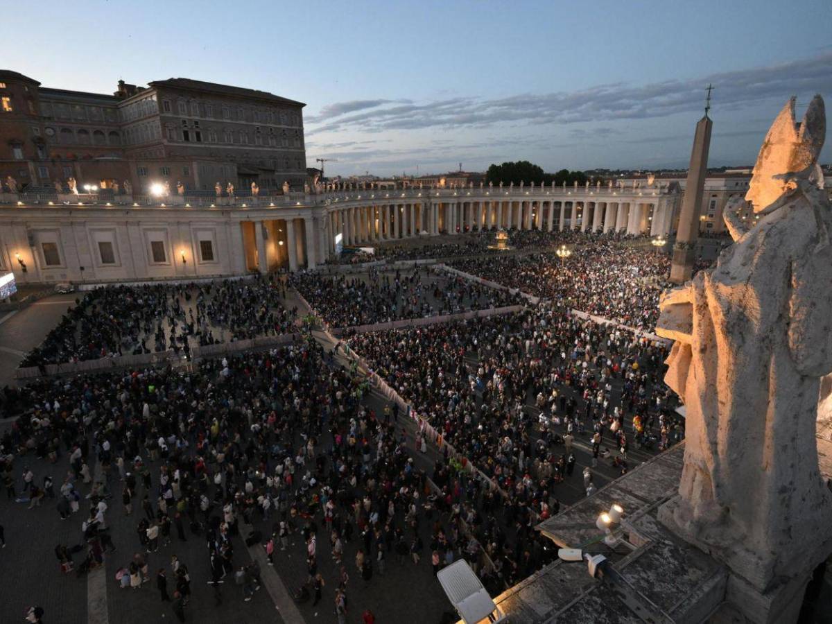 Larga espera y fumata negra: así se vivió el primer día del cónclave