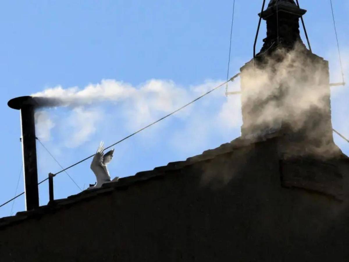 Entre fumata blanca y campanas: así fue el anuncio tras la elección del nuevo Papa