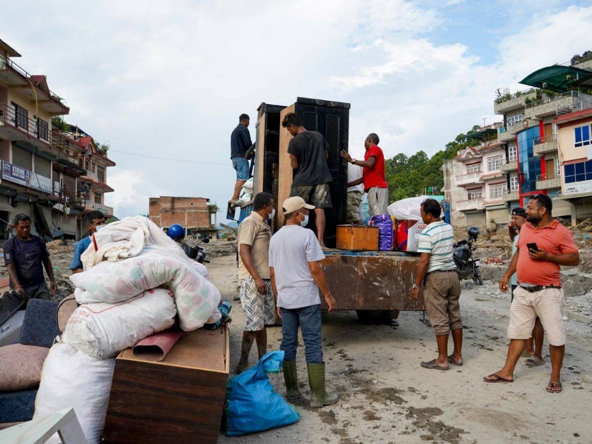 Cuerpos entre los escombros y el barro hasta el cuarto piso: así quedó Nepal tras la riada
