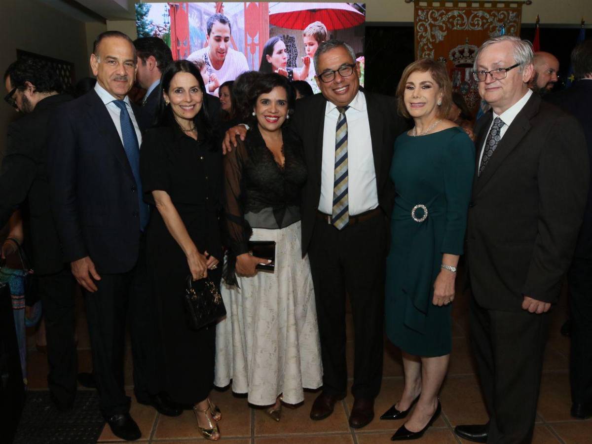 Brindan por la Fiesta Nacional de España en fina recepción en Honduras