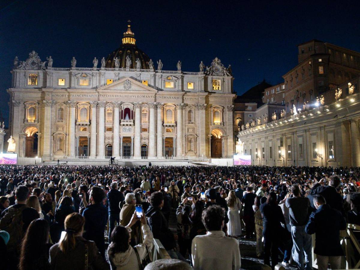 Imágenes impactantes del primer día del cónclave: cansancio, expectativa y fumata negra