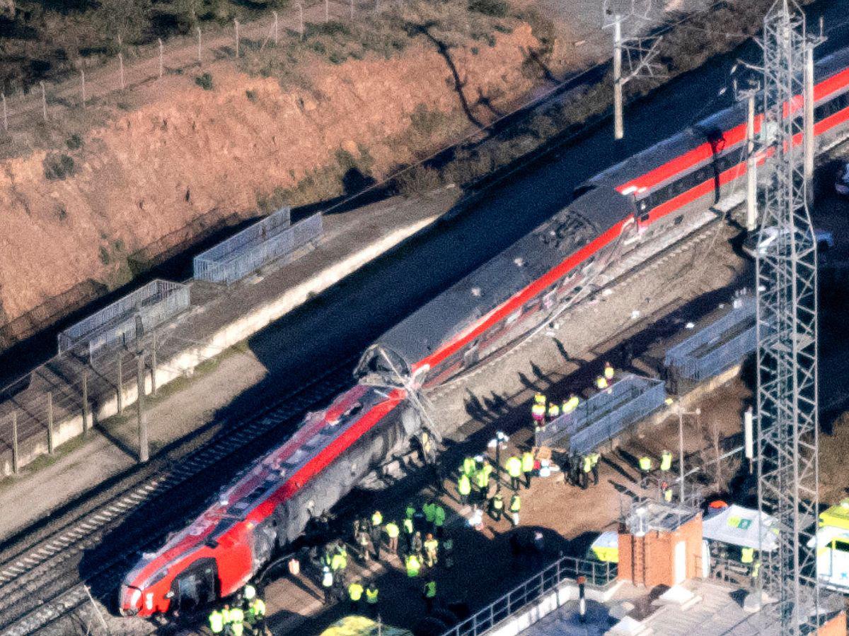 ¿Qué se sabe del accidente de trenes en España que provocó al menos 39 muertes?