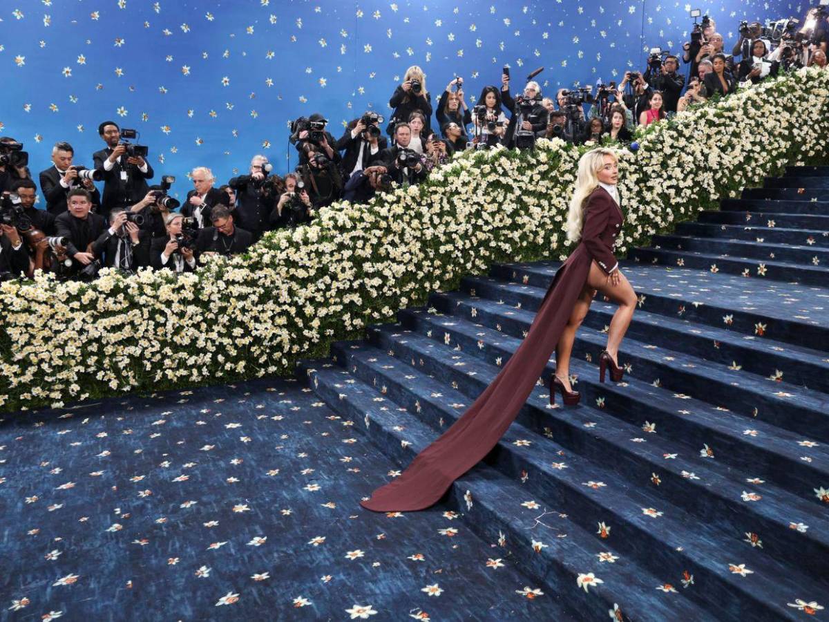 ¡Preciosa! Sabrina Carpenter roba suspiros con su traje en la Met Gala 2025