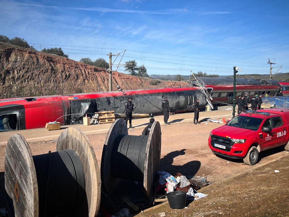 ¿Qué se sabe del accidente de trenes en España que provocó al menos 39 muertes?