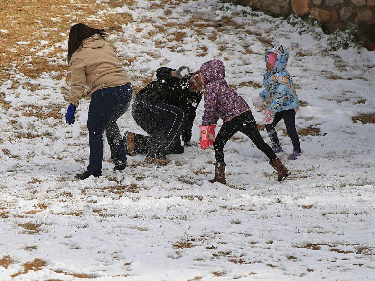Ciudad Juárez se cubre de nieve tras intensa tormenta invernal