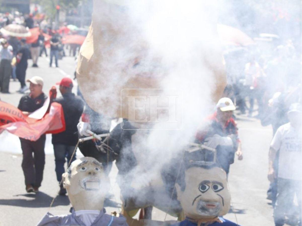 Queman monigote de Donald Trump durante marcha del Día del Trabajador en SPS