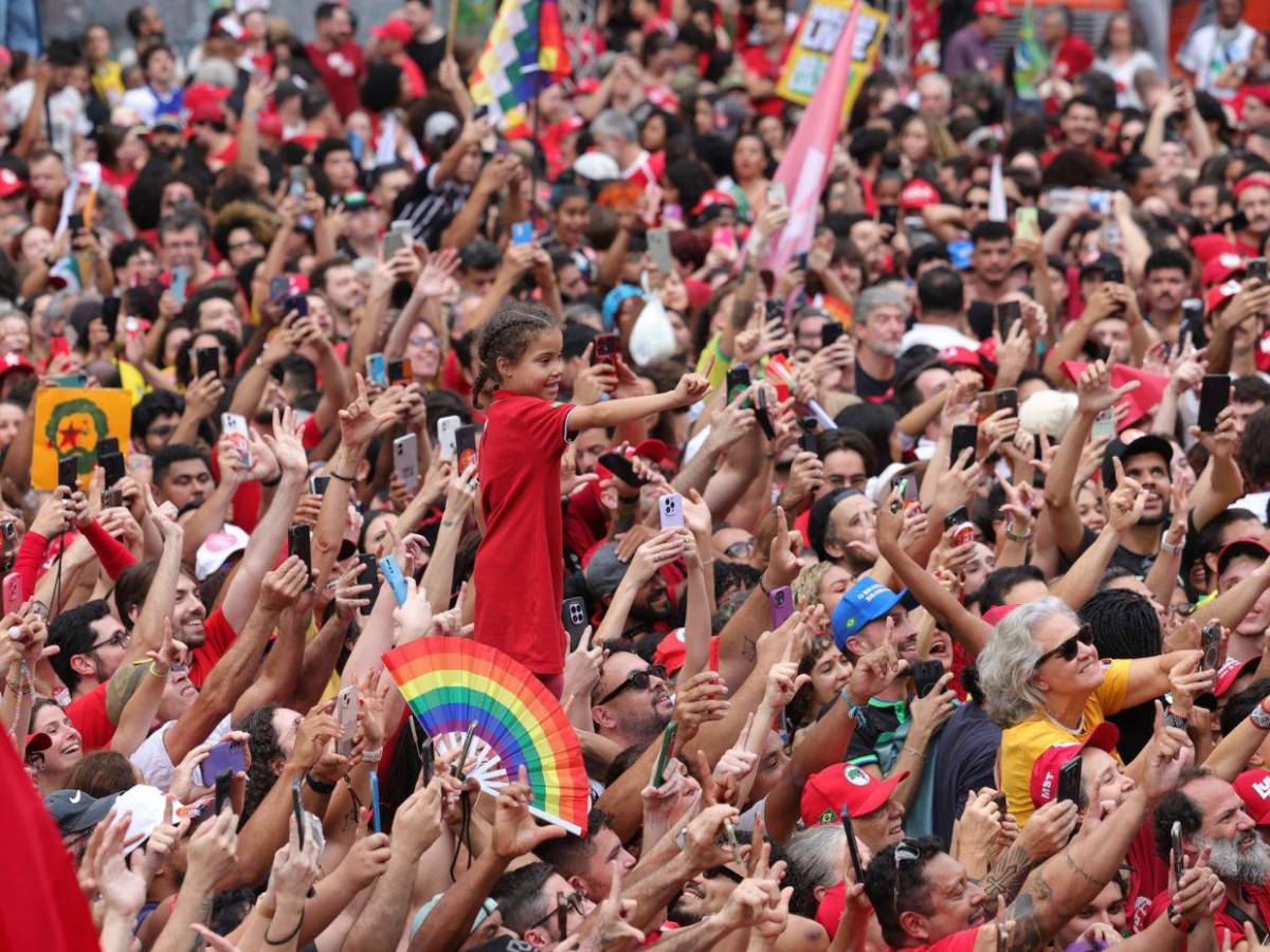 A un día de las elecciones de Brasil: fin de campaña multitudinario y empate en encuestas