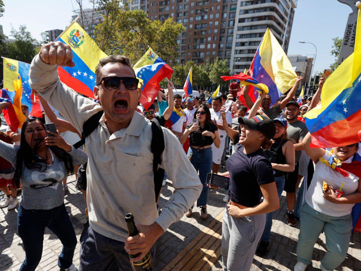 Abrazos y lágrimas: así festejan los venezolanos en las calles la captura de Nicolás Maduro