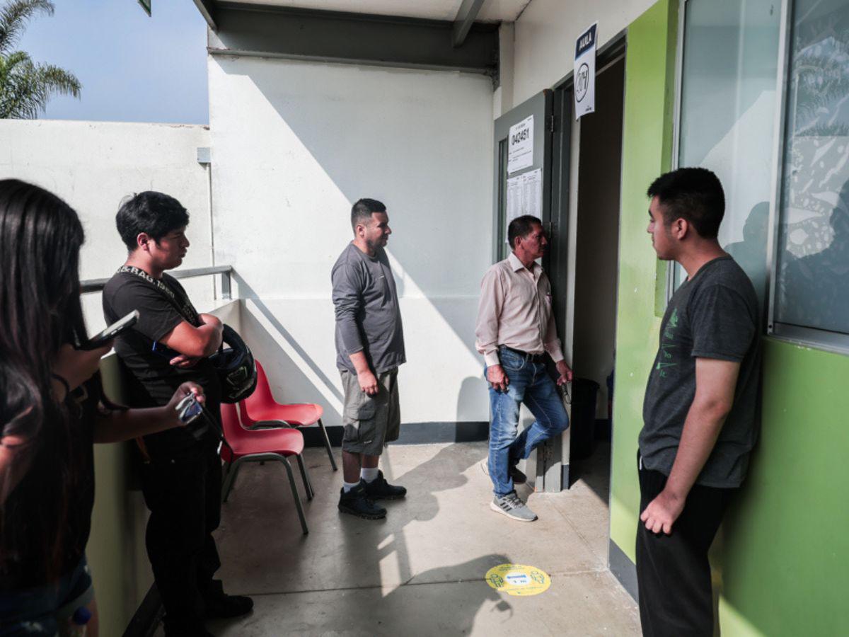 Así se desarrollan las elecciones en Perú: retrasos en mesas y largas esperas en centros de votación