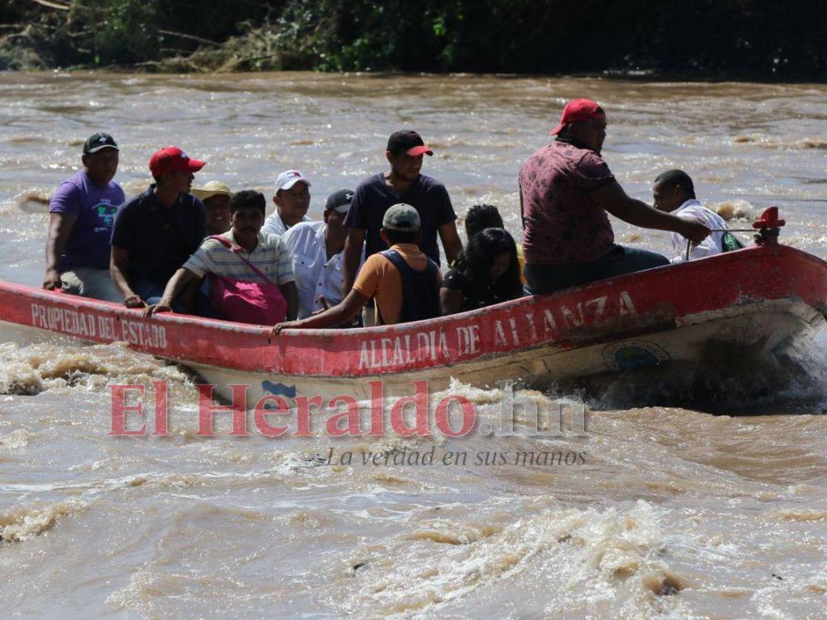 El lunes continuaban los rescates de pobladores en Valle.