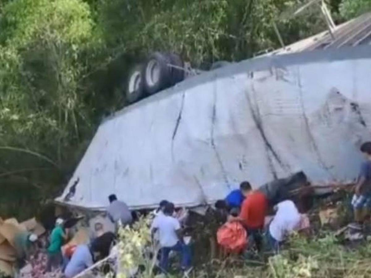 Personas cercanas al lugar del accidente aprovecharon para saquear el producto que llevaba el vehículo pesado y que quedó esparcido por la zona.