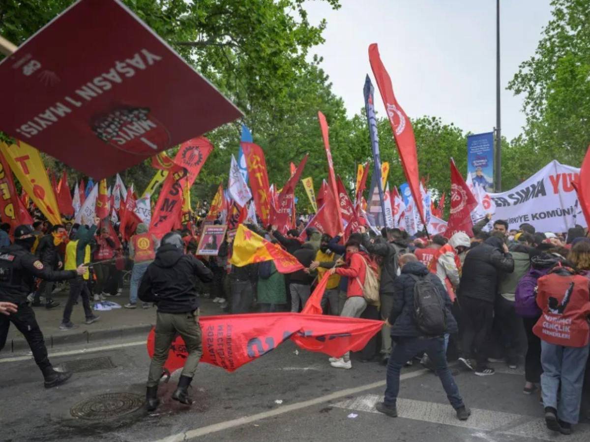 Entre golpes y detenciones, Estambul se suma a la marcha en el Día del Trabajador
