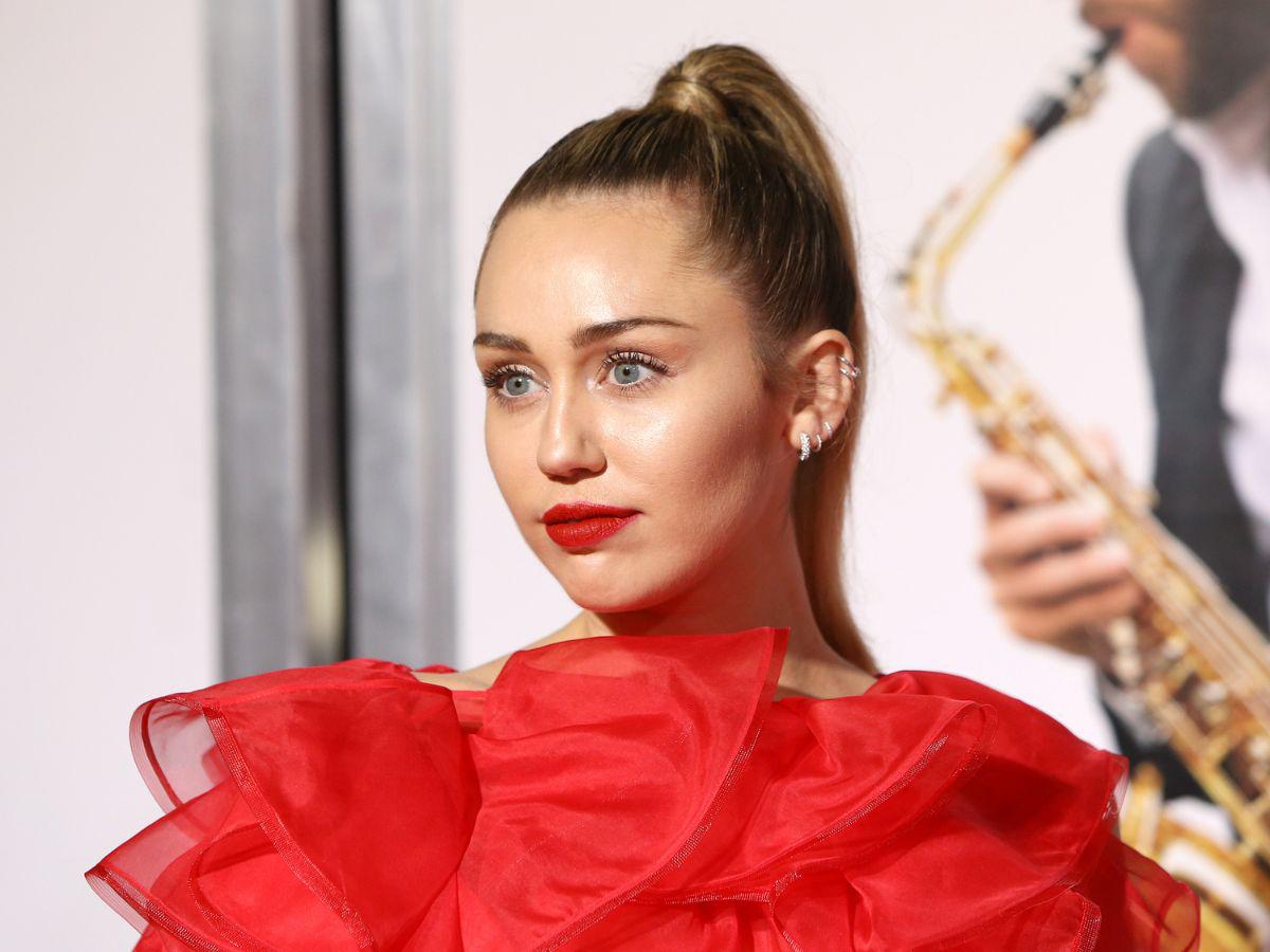 Con Flowers, Miley ganó los primeros dos Grammys de su carrera en la edición 2024 de los Premios Grammy.
