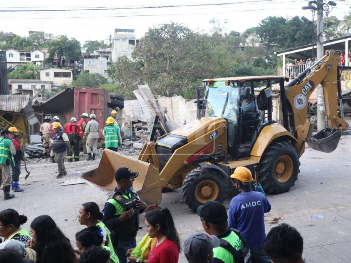 Retiran escombros y quitan volqueta de la zona del accidente en Villa Nueva