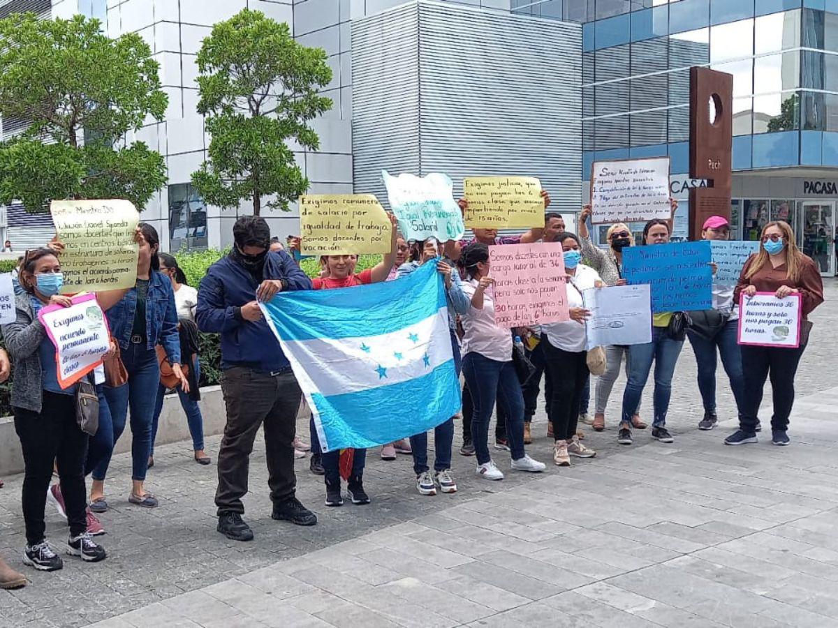 Docentes protestan exigiendo el pago de horas clase