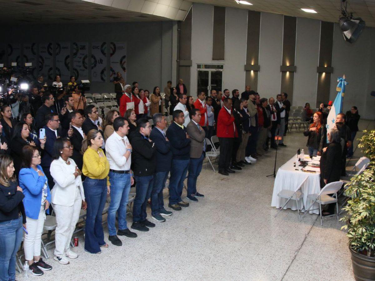 En una iglesia y con más de 70 diputados: así se desarrolla sesión extraordinaria de la oposición