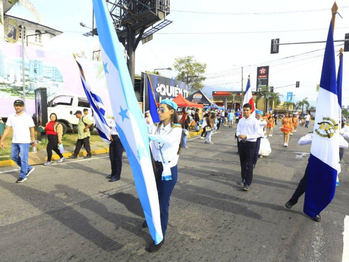 Cuadros de cadetes honran a la patria en los desfiles de independencia