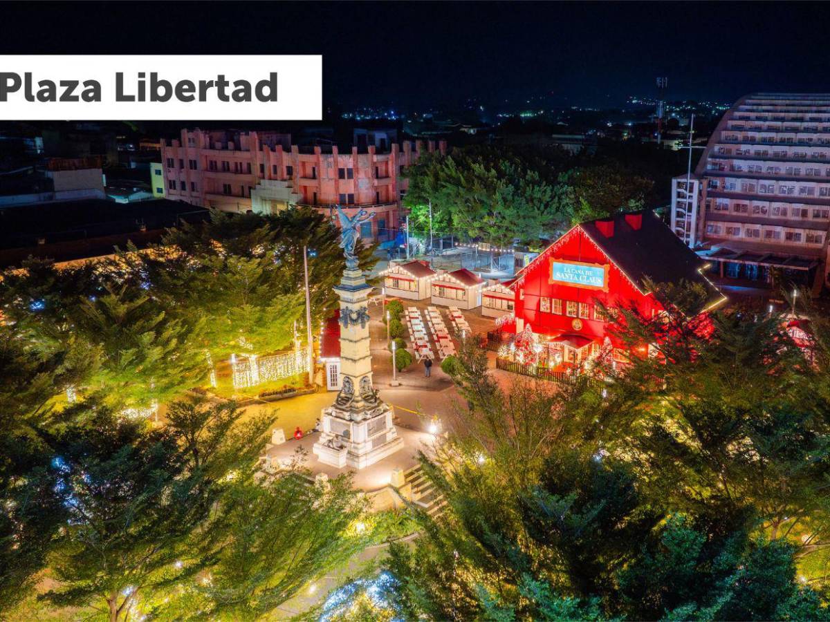 El Salvador enciende su Villa Navideña con el árbol más grande de la región