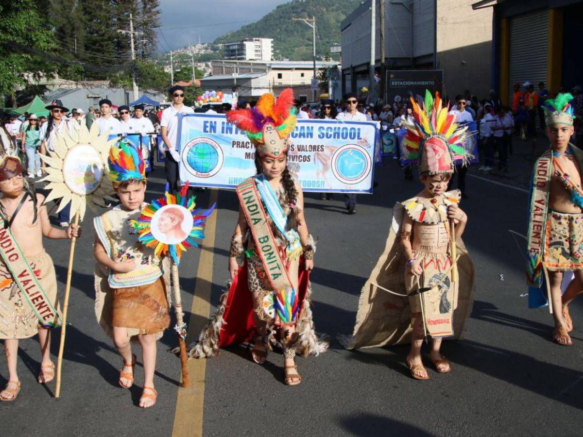 Fauna, próceres, palillonas y más: escuelas conmemoran el 204 aniversario de independencia
