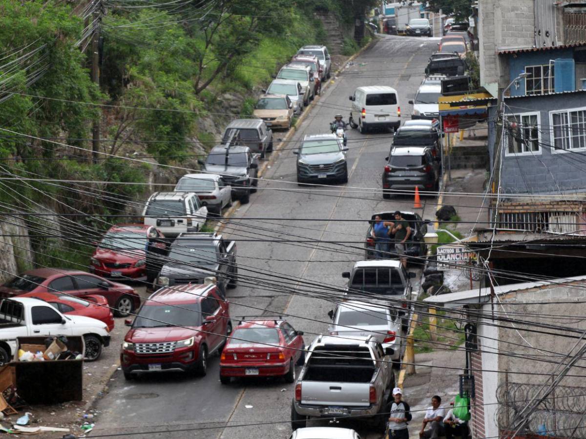 Vehículos mal estacionados colapsan el acceso a la colonia Centroamérica Oeste