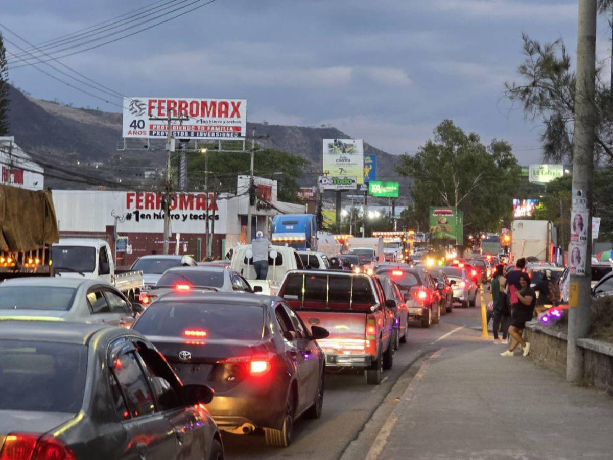 Tráfico pesado en la salida al sur atrasa el retorno de capitalinos a sus hogares